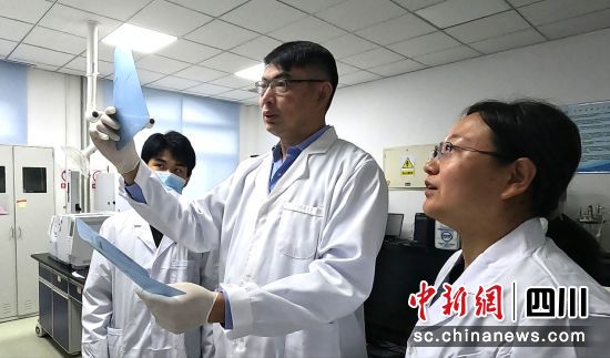艾庆辉团队分析鱼体代谢相关通路变化。(通威供图) 艾庆辉团队分析鱼体代谢相关通路变化。(通威供图)