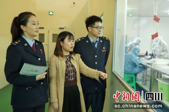 税务干部深入企业生产一线了解情况。四川税务供图 税务干部深入企业生产一线了解情况。四川税务供图
