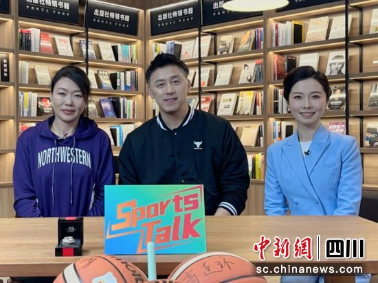 高连环、王勇夫妻与主播在新网银行直播间。新网银行供图 高连环、王勇夫妻与主播在新网银行直播间。新网银行供图