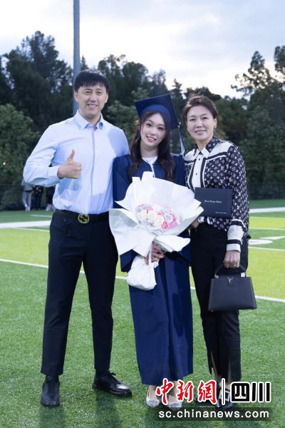 王勇、高连环和女儿王芙蕖一家三口合照。新网银行供图 王勇、高连环和女儿王芙蕖一家三口合照。新网银行供图