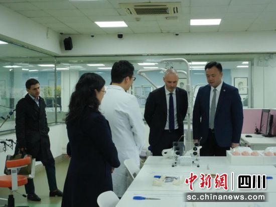 12月5日,莫斯科国立口腔医科大学代表团到访四川大学华西口腔医院。四川大学华西口腔医院 供图 12月5日,莫斯科国立口腔医科大学代表团到访四川大学华西口腔医院。四川大学华西口腔医院 供图