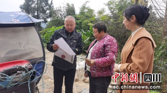 核算收购金额。 梓潼县融媒体中心供图 核算收购金额。 梓潼县融媒体中心供图