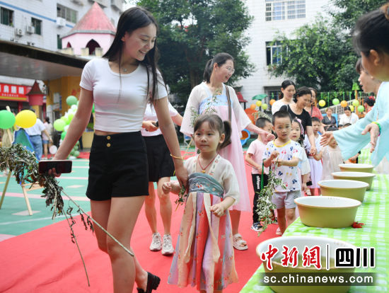 蓬安县相如幼儿园的孩子们在参加迎端午游园活动。(资料图)彭圣洲 摄 蓬安县相如幼儿园的孩子们在参加迎端午游园活动。(资料图)彭圣洲 摄