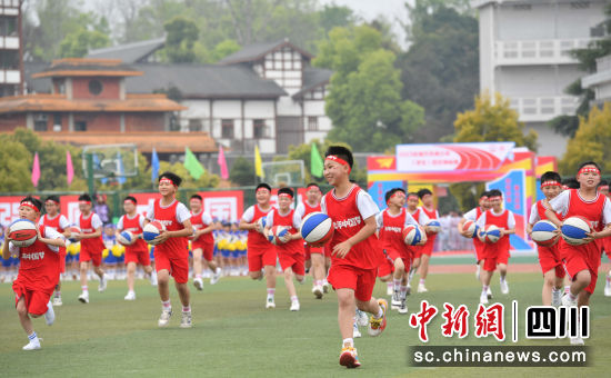 参加运动会的孩子们(资料图)。彭圣洲 摄 参加运动会的孩子们(资料图)。彭圣洲 摄