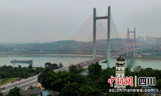 纳溪长江大桥俯瞰。廖胜春 摄 纳溪长江大桥俯瞰。廖胜春 摄