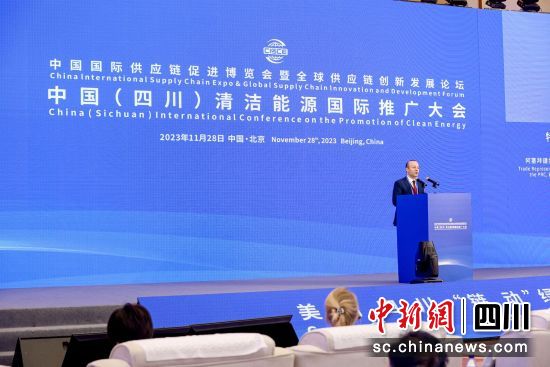 阿塞拜疆共和国驻华大使馆商务代表、特命全权公使特穆尔·纳迪罗格鲁致辞。 (四川省贸促会 供图) 阿塞拜疆共和国驻华大使馆商务代表、特命全权公使特穆尔·纳迪罗格鲁致辞。 (四川省贸促会 供图)