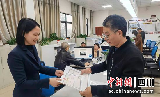 业主领到企业新证。沿滩融媒 供图 业主领到企业新证。沿滩融媒 供图