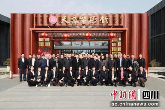 成都银行组织中层干部参观天府家风馆。程航轩 摄 成都银行组织中层干部参观天府家风馆。程航轩 摄