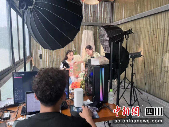 助农直播间。(贵平脆桃现代农业园区 供图) 助农直播间。(贵平脆桃现代农业园区 供图)