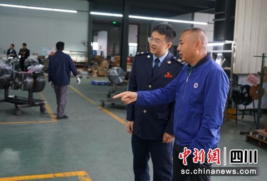 税务干部深入企业了解生产等情况。成都税务供图 税务干部深入企业了解生产等情况。成都税务供图