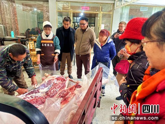 游客选购土猪肉。汶川县委宣传部 供图 游客选购土猪肉。汶川县委宣传部 供图