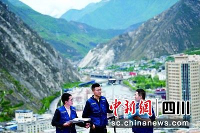 在汶川县周边山顶,汶川县自然资源局的孙玉贵(右)、黎雨松(中)、陈艳辉(左)对汶川县的生态修复技术要点进行探讨。他们三人均为硕士研究生学历。汶川县委宣传部 供图 在汶川县周边山顶,汶川县自然资源局的孙玉贵(右)、黎雨松(中)、陈艳辉(左)对汶川县的生态修复技术要点进行探讨。他们三人均为硕士研究生学历。汶川县委宣传部 供图