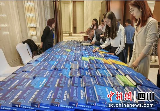获奖皮书展览现场。王德才 供图 获奖皮书展览现场。王德才 供图