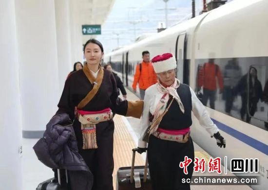 为乘客提供暖心服务。松潘县委组织部 供图 为乘客提供暖心服务。松潘县委组织部 供图