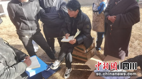 正在一线了解情况。简阳市委宣传部 供图 正在一线了解情况。简阳市委宣传部 供图