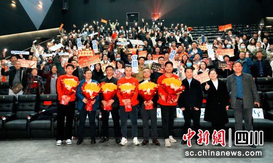 红色主题电影《孤军》成都首映现场。(成都广播影视集团供图) 红色主题电影《孤军》成都首映现场。(成都广播影视集团供图)