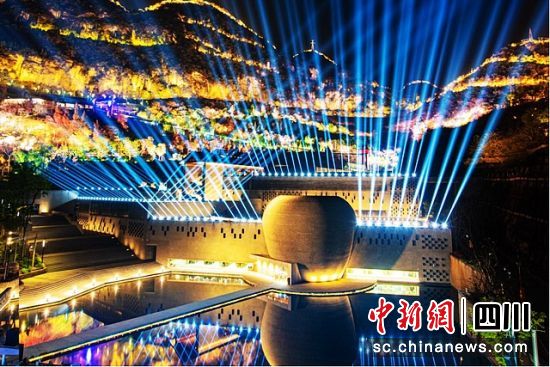 郎酒庄园灯光秀。泸州市文化广播电视和旅游局供图 郎酒庄园灯光秀。泸州市文化广播电视和旅游局供图