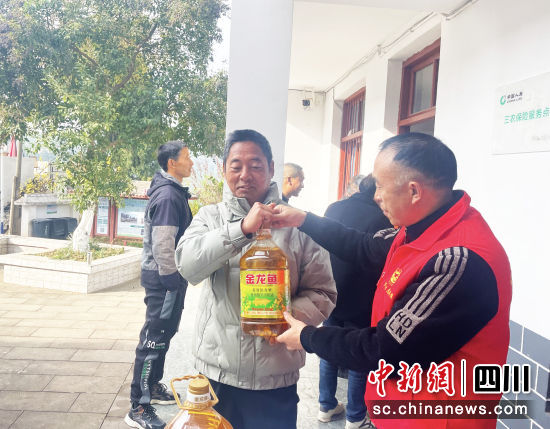 广元市利州区万缘街道万和村的居民通过文明积分兑换生活物品。陈昕 摄 广元市利州区万缘街道万和村的居民通过文明积分兑换生活物品。陈昕 摄
