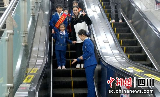 成都地铁“童心车站”动物园站。成都轨道集团供图 成都地铁“童心车站”动物园站。成都轨道集团供图