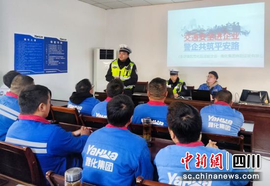 开展交通安全宣传警示教育。 绵阳交警三大队供图 开展交通安全宣传警示教育。 绵阳交警三大队供图