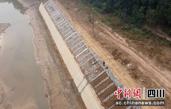 芦溪河道护坡修建现场。 三台县委宣传部供图 芦溪河道护坡修建现场。 三台县委宣传部供图