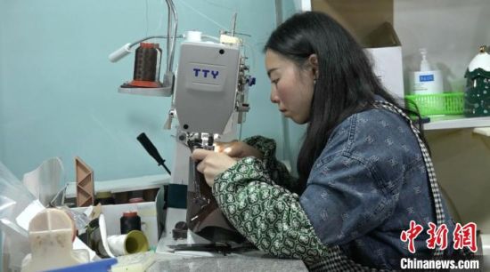 样品鞋制作。 杨予頔 摄 样品鞋制作。 杨予頔 摄