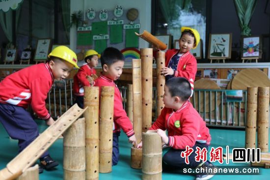 幼儿园小朋友在搭建竹桥。刘龙泉摄 幼儿园小朋友在搭建竹桥。刘龙泉摄