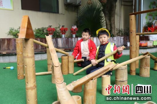 幼儿园小朋友在玩竹游戏。刘龙泉 摄 幼儿园小朋友在玩竹游戏。刘龙泉 摄