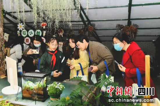 一起互动。袁兴艺 摄 一起互动。袁兴艺 摄