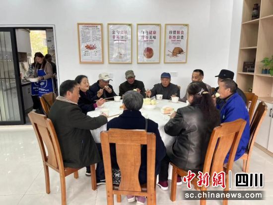 老人们正在社区食堂用餐。全玉娟 摄 老人们正在社区食堂用餐。全玉娟 摄