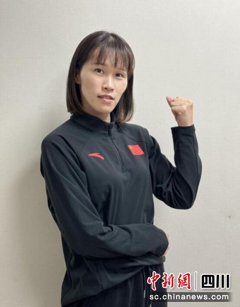 上图为获得2005年世界女子举重锦标赛三项冠军的顾薇。新网银行供图 上图为获得2005年世界女子举重锦标赛三项冠军的顾薇。新网银行供图