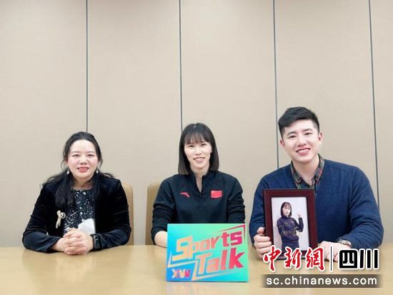 上图为顾薇与主播们在新网银行直播间。新网银行供图 上图为顾薇与主播们在新网银行直播间。新网银行供图