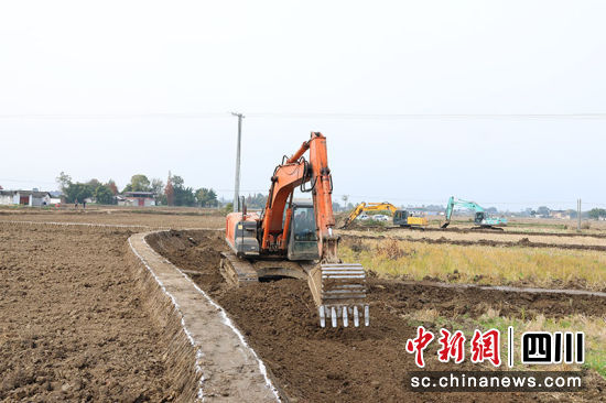 挖掘机进行路基作业。 绵竹市融媒体中心供图 挖掘机进行路基作业。 绵竹市融媒体中心供图