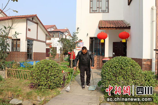 打扫房前屋后的环境卫生。 绵竹市融媒体中心供图 打扫房前屋后的环境卫生。 绵竹市融媒体中心供图