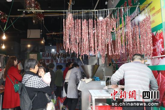 市场门店上挂满了香肠。沿滩融媒 供图 市场门店上挂满了香肠。沿滩融媒 供图