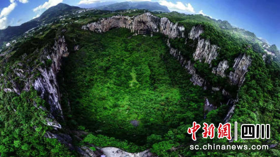 喀斯特地貌-大漏斗。蜀南文旅集团 供图 喀斯特地貌-大漏斗。蜀南文旅集团 供图