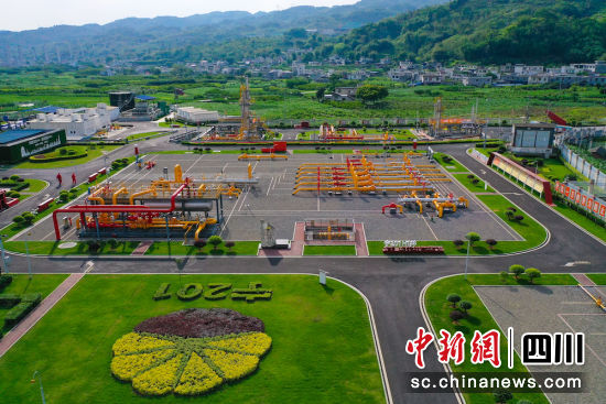 四川盆地川南页岩气开发正如火如荼。肖毅 摄 四川盆地川南页岩气开发正如火如荼。肖毅 摄