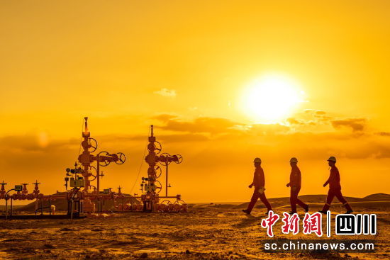 站在新起点,川油人正以昂扬姿态踏上新征程。黄文俊 摄 站在新起点,川油人正以昂扬姿态踏上新征程。黄文俊 摄