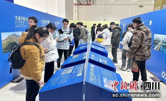 四川交职院学生参观学习展览桥梁工程历史。王爵 摄 四川交职院学生参观学习展览桥梁工程历史。王爵 摄