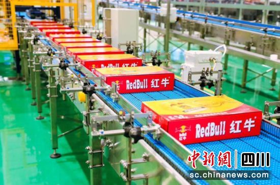 天丝集团红牛饮料(四川)生产基地生产线。王斌 摄 天丝集团红牛饮料(四川)生产基地生产线。王斌 摄