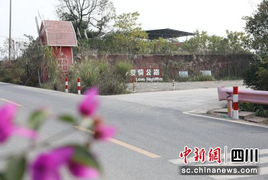 完善农村路网,铺就“幸福”之路。龙马潭区融媒体中心供图 完善农村路网,铺就“幸福”之路。龙马潭区融媒体中心供图