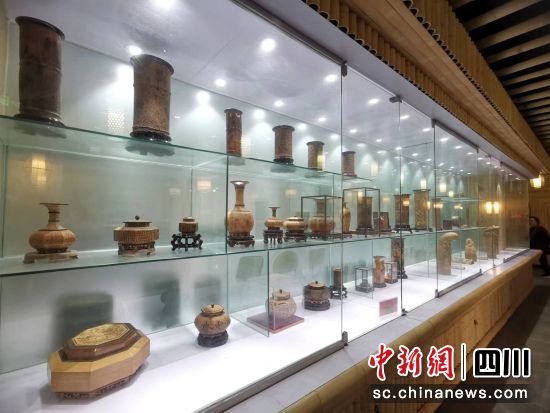 江安竹艺工坊展示的竹簧工艺品。 王哲摄 江安竹艺工坊展示的竹簧工艺品。 王哲摄
