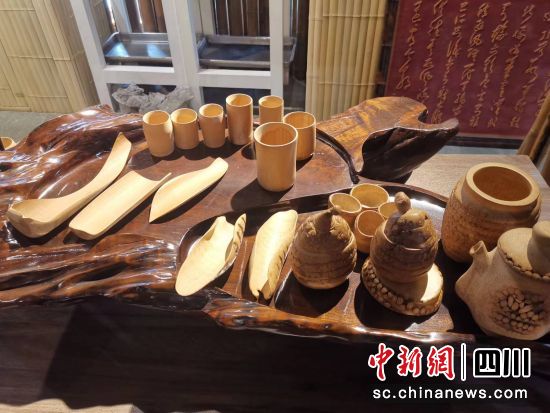 江安竹簧工艺品。 王哲 摄 江安竹簧工艺品。 王哲 摄
