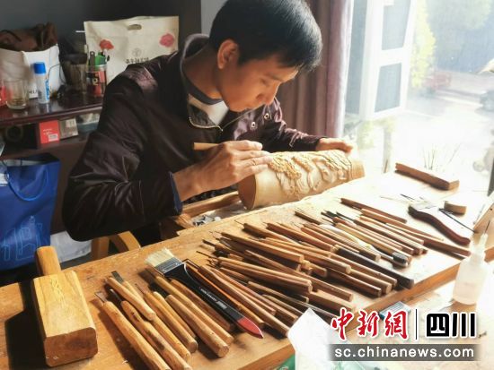 江安竹簧县级代表性传承人罗平。王哲 摄 江安竹簧县级代表性传承人罗平。王哲 摄