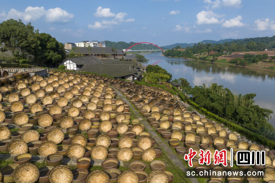 先市酱油晒场。刘忠俊摄 先市酱油晒场。刘忠俊摄