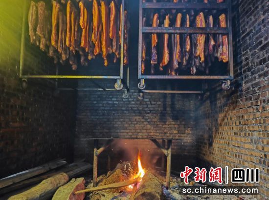 烟熏房里面整齐的挂满着琳琅满目腊肉。汶川县委宣传部 供图 烟熏房里面整齐的挂满着琳琅满目腊肉。汶川县委宣传部 供图