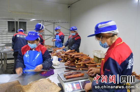 村民正在加工腊肉。汶川县委宣传部 供图 村民正在加工腊肉。汶川县委宣传部 供图