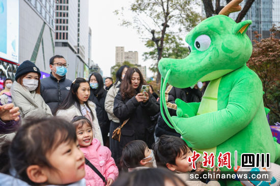 电影《天降大任》成都宣传活动现场。《天降大任》剧组供图 电影《天降大任》成都宣传活动现场。《天降大任》剧组供图