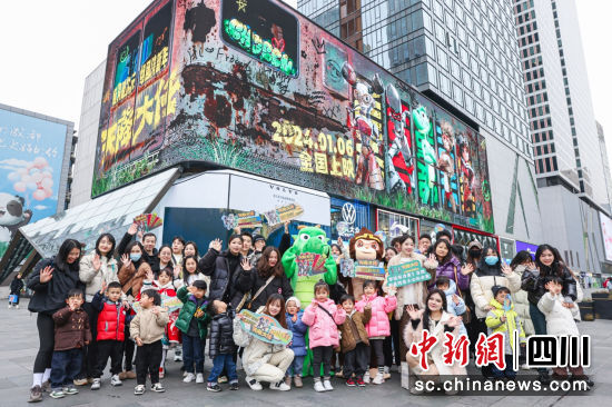 电影《天降大任》成都宣传活动现场。《天降大任》剧组供图 电影《天降大任》成都宣传活动现场。《天降大任》剧组供图