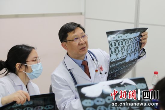 图为专家义诊。成都市妇女儿童中心医院 供图 图为专家义诊。成都市妇女儿童中心医院 供图